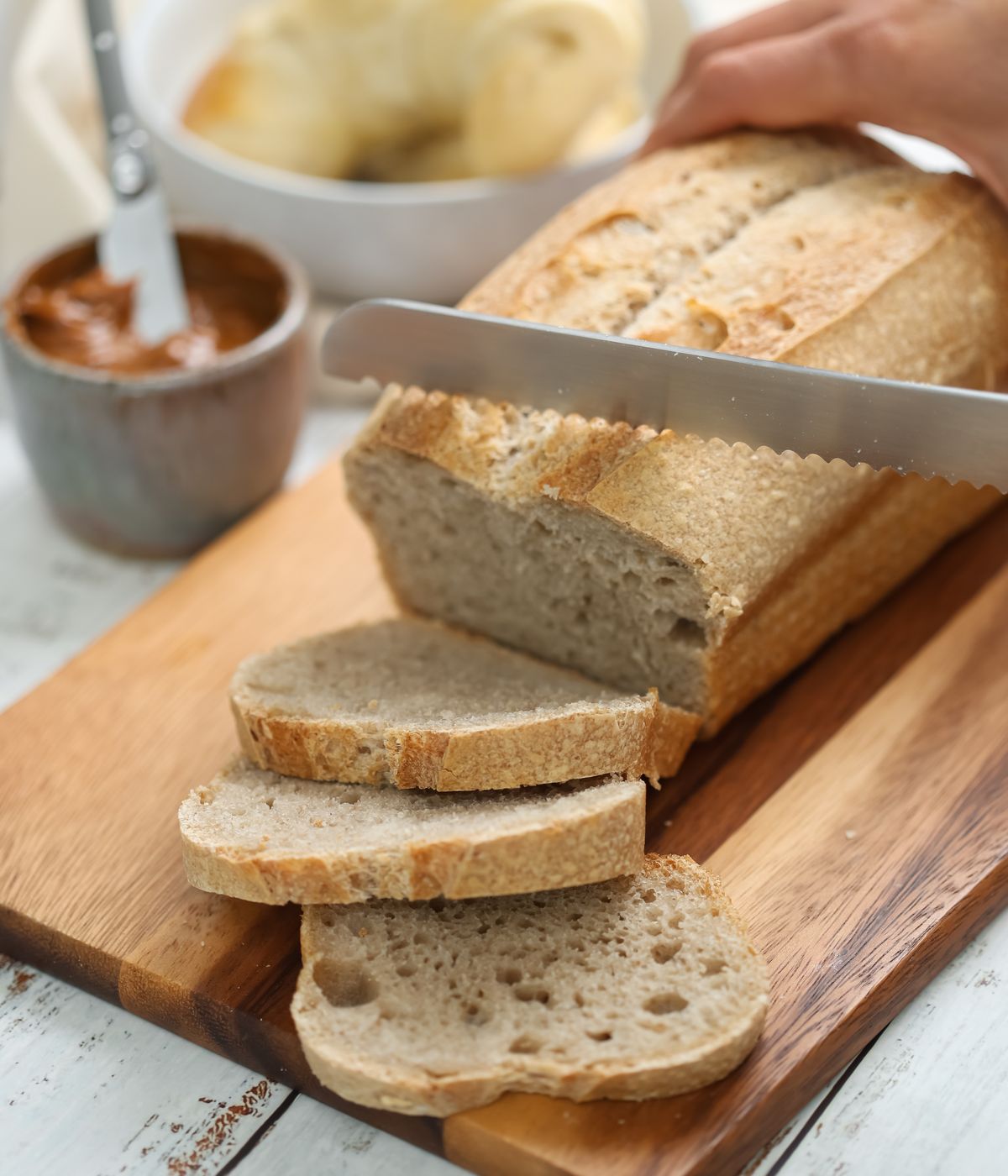 Pan de masa madre rebanado sobre tabla de madera